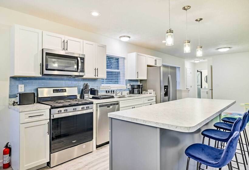 3 Mi To Kalahari: Pocono Summit Home W/ Game Room!