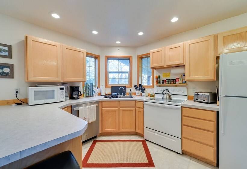 Quiet Island Park Family Home Near Yellowstone!