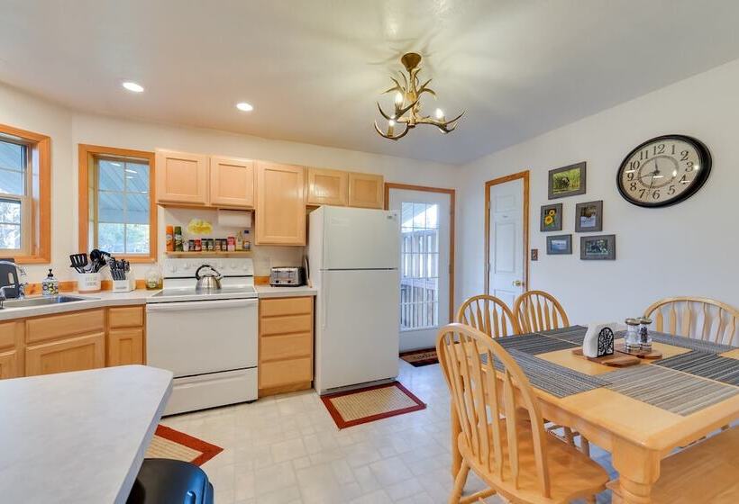 Quiet Island Park Family Home Near Yellowstone!