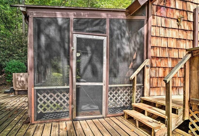 Rustic Sevierville Cabin: Hot Tub & Mountain Views