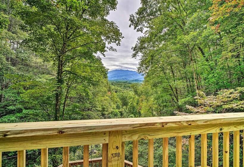 Rustic Sevierville Cabin: Hot Tub & Mountain Views