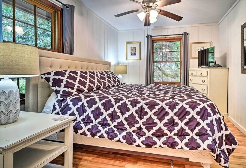 Rustic Sevierville Cabin: Hot Tub & Mountain Views