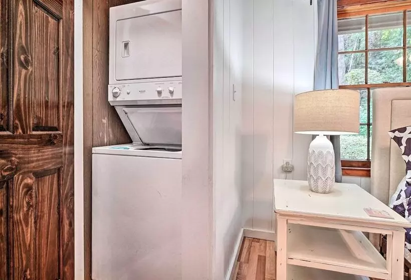 Rustic Sevierville Cabin: Hot Tub & Mountain Views