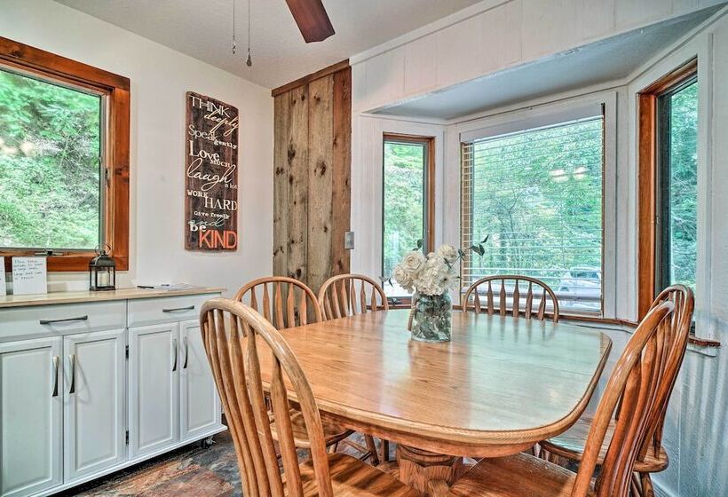 Rustic Sevierville Cabin: Hot Tub & Mountain Views