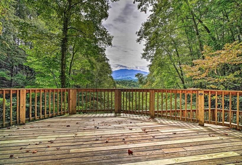 Rustic Sevierville Cabin: Hot Tub & Mountain Views