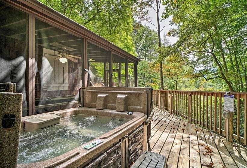 Rustic Sevierville Cabin: Hot Tub & Mountain Views