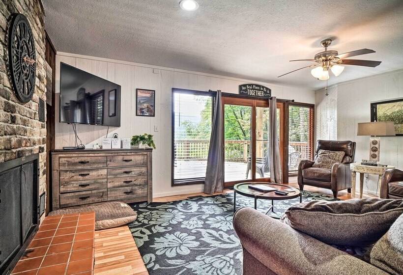 Rustic Sevierville Cabin: Hot Tub & Mountain Views