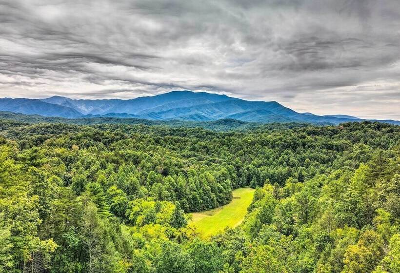 Rustic Sevierville Cabin: Hot Tub & Mountain Views