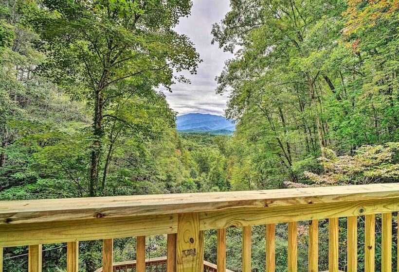 Rustic Sevierville Cabin: Hot Tub & Mountain Views
