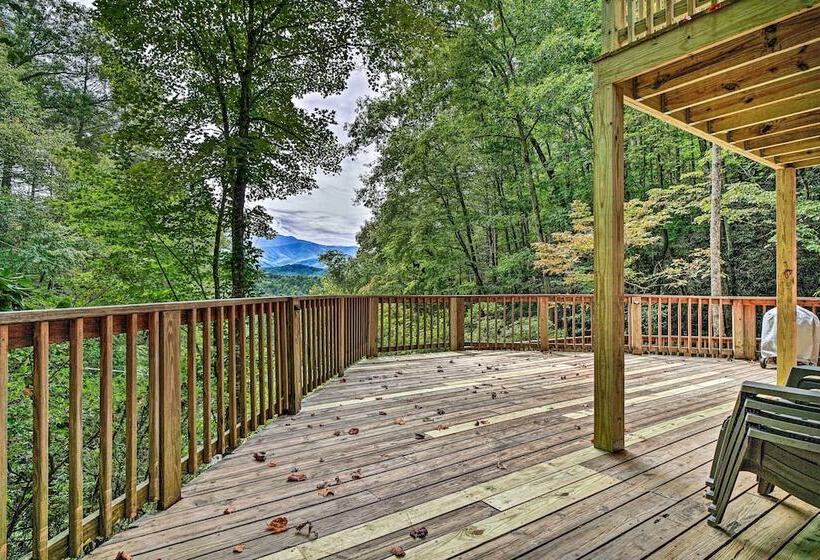 Rustic Sevierville Cabin: Hot Tub & Mountain Views