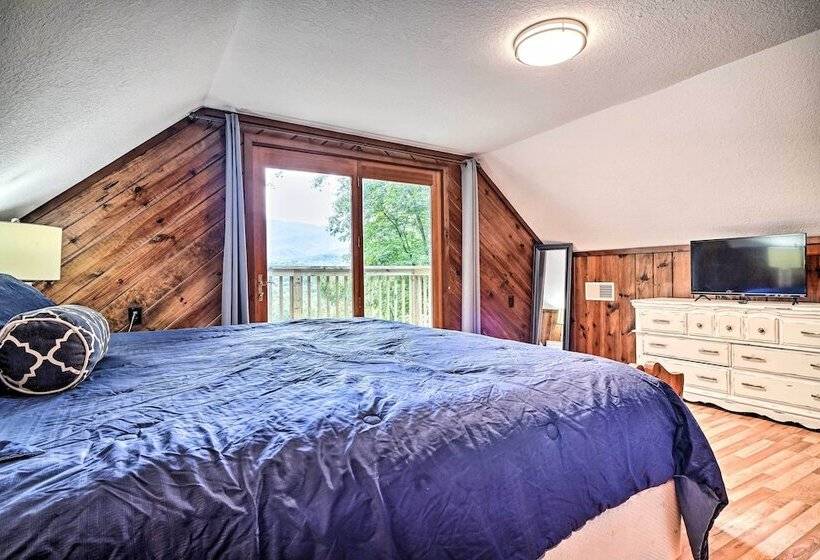 Rustic Sevierville Cabin: Hot Tub & Mountain Views