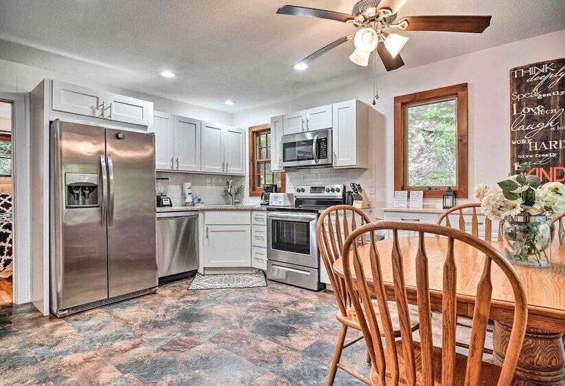 Rustic Sevierville Cabin: Hot Tub & Mountain Views