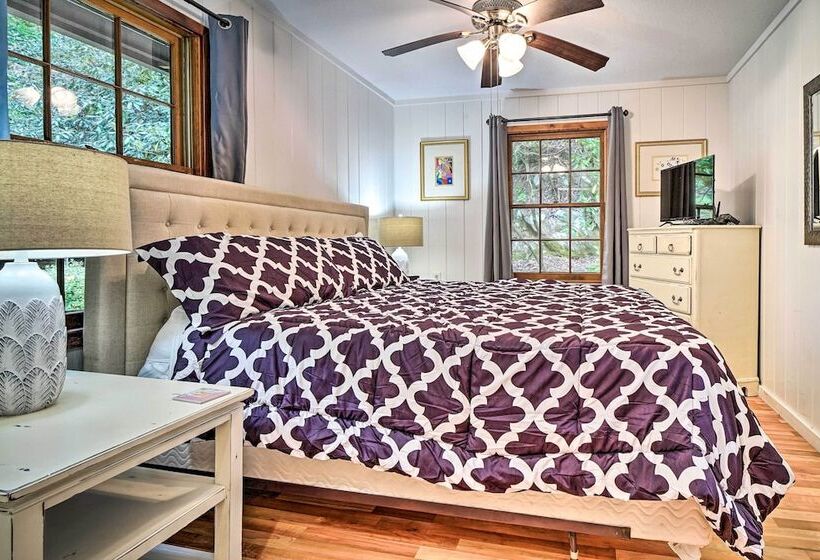 Rustic Sevierville Cabin: Hot Tub & Mountain Views