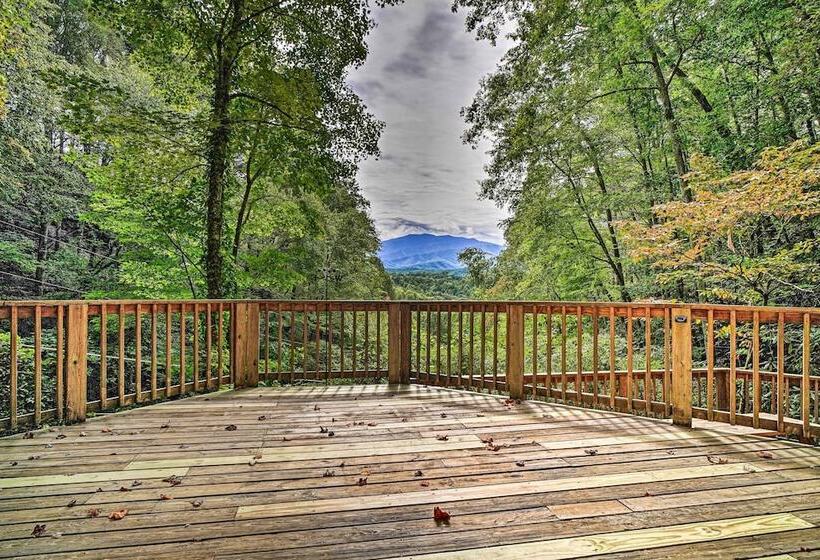 Rustic Sevierville Cabin: Hot Tub & Mountain Views