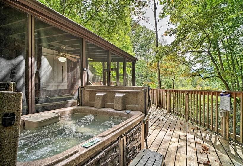 Rustic Sevierville Cabin: Hot Tub & Mountain Views