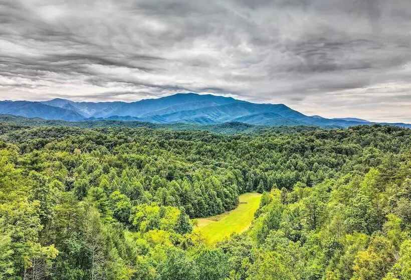 Rustic Sevierville Cabin: Hot Tub & Mountain Views