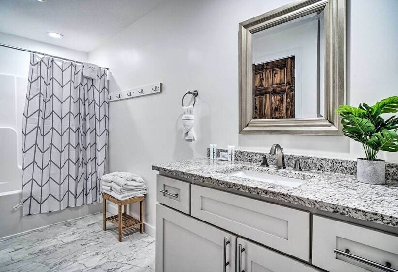 Rustic Sevierville Cabin: Hot Tub & Mountain Views