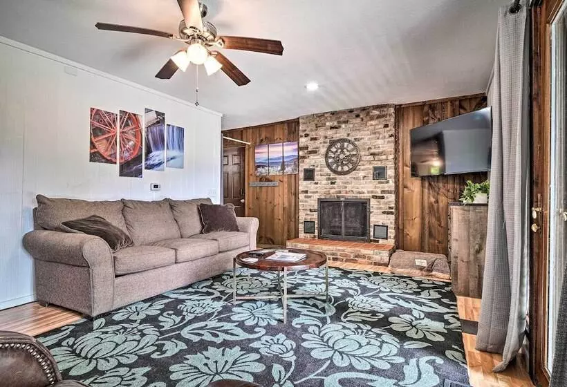 Rustic Sevierville Cabin: Hot Tub & Mountain Views