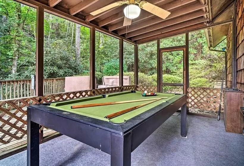 Rustic Sevierville Cabin: Hot Tub & Mountain Views