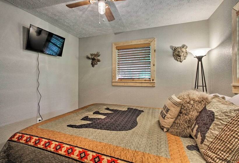 Secluded Cabin W/ Hot Tub, 3 Mi To Pigeon Forge!