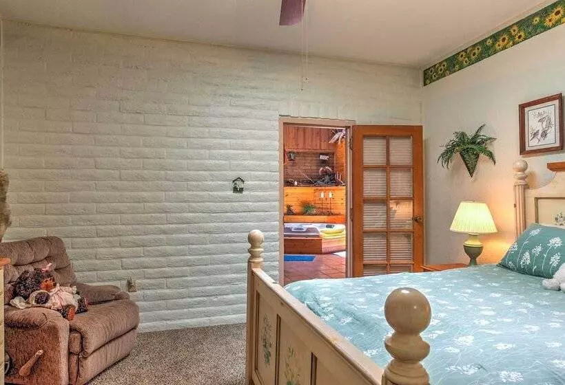 Spacious Alto House On 8 Private Acres W/ Hot Tub!