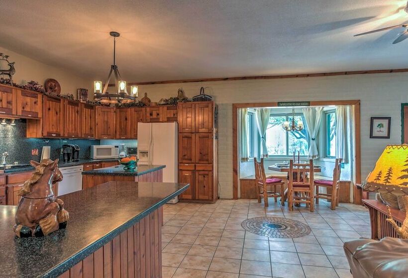 Spacious Alto House On 8 Private Acres W/ Hot Tub!