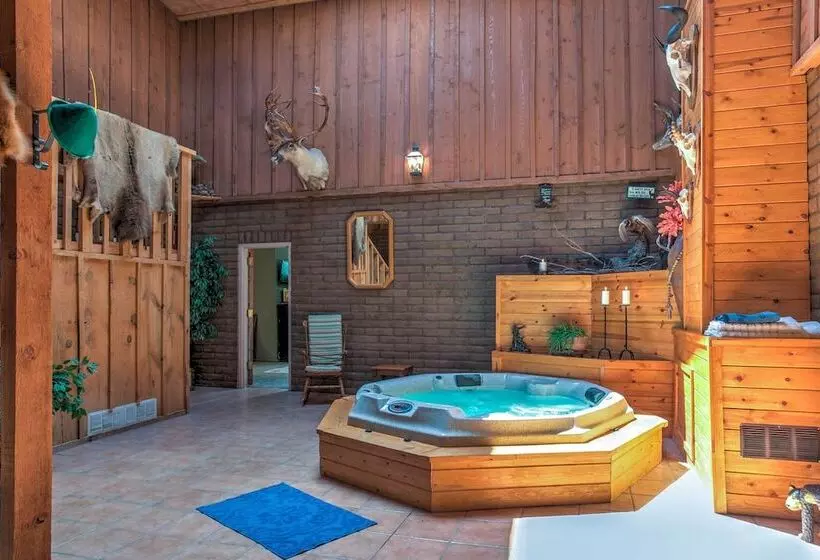 Spacious Alto House On 8 Private Acres W/ Hot Tub!