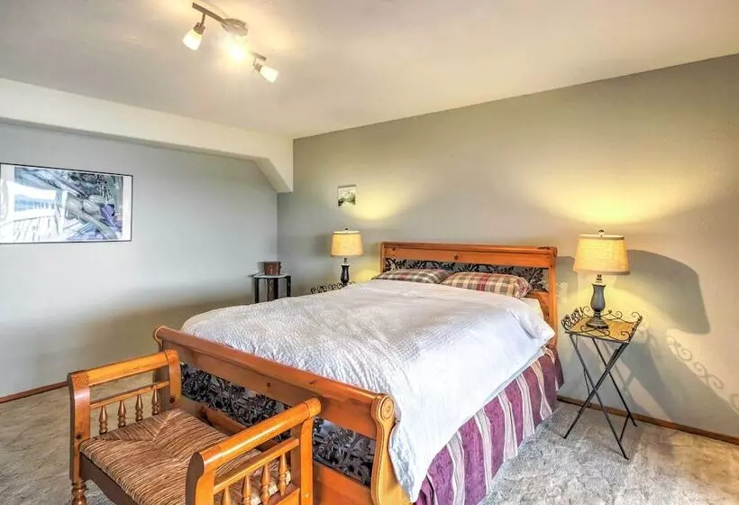 Spacious Kelseyville Home W/ Large Lakefront Deck!