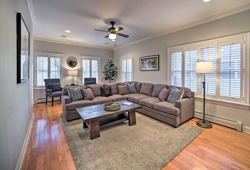 Stunning House W/ Deck, Game Room & Home Gym!