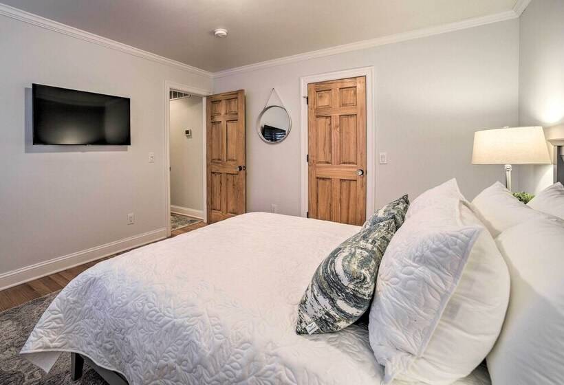 Stunning House W/ Deck, Game Room & Home Gym!