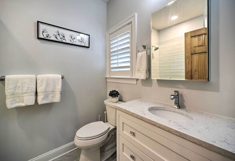 Stunning House W/ Deck, Game Room & Home Gym!