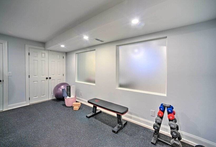 Stunning House W/ Deck, Game Room & Home Gym!