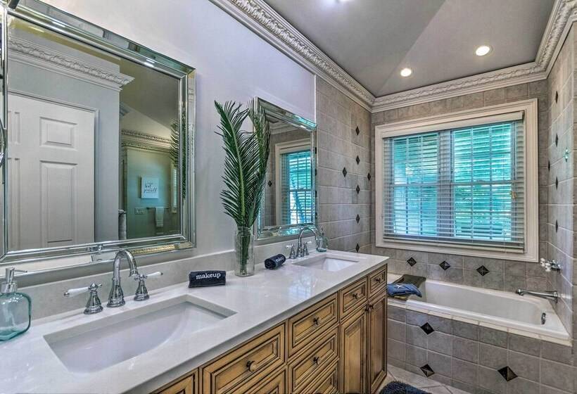 Sugar Beach Haven Walk To Beach!