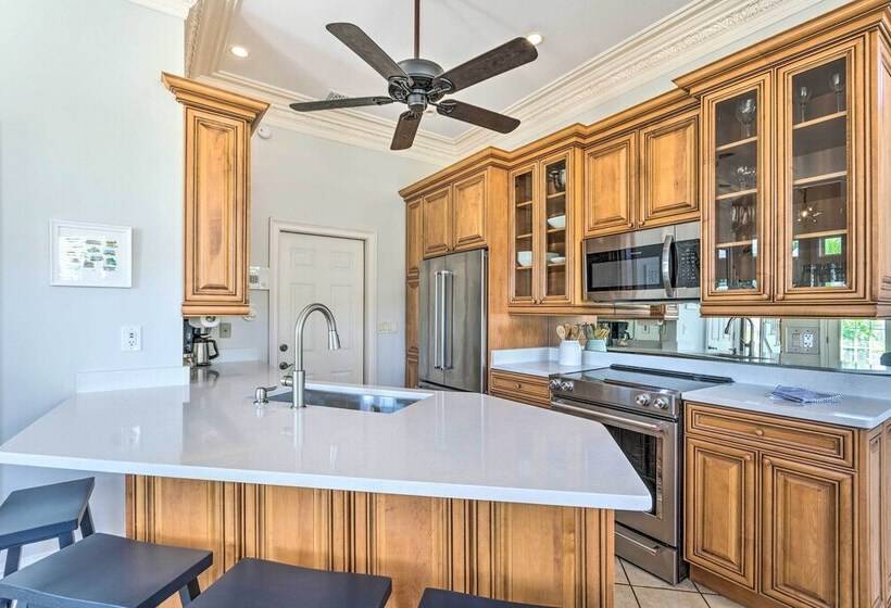 Sugar Beach Haven Walk To Beach!