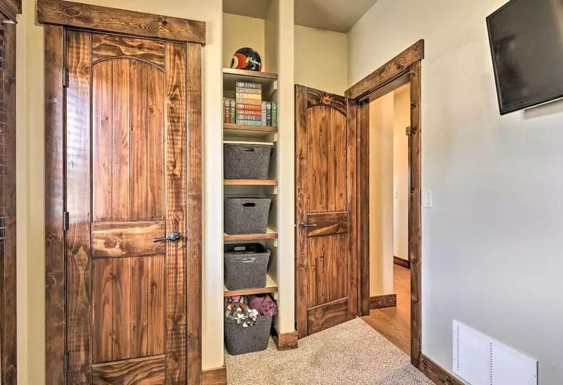 Walk To Main St & Marina: Grand Lake Cabin!