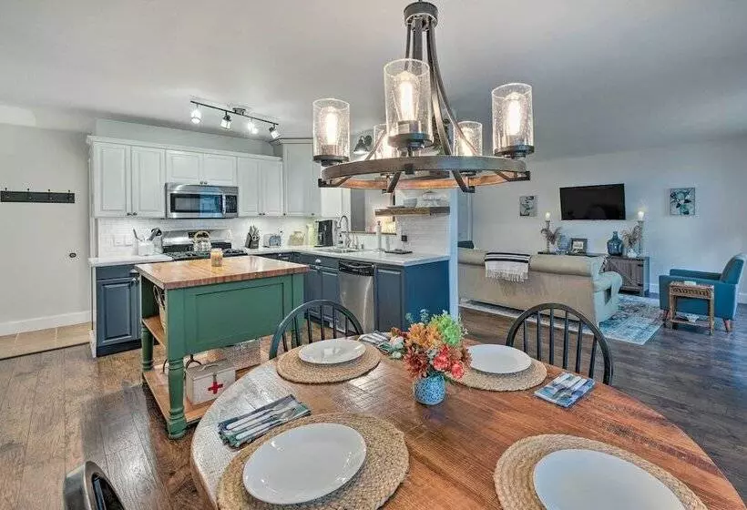 Airy Cottage Close To Rock Lake W/ Fire Pit!