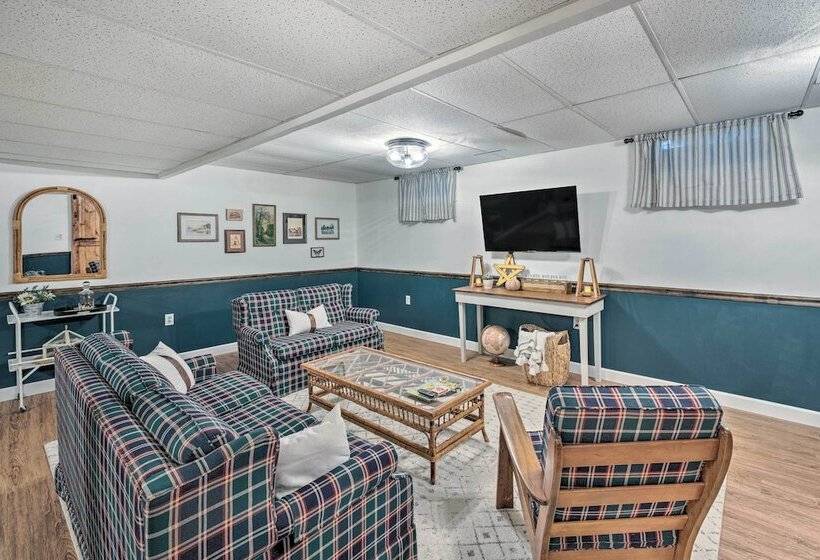 Airy Cottage Close To Rock Lake W/ Fire Pit!