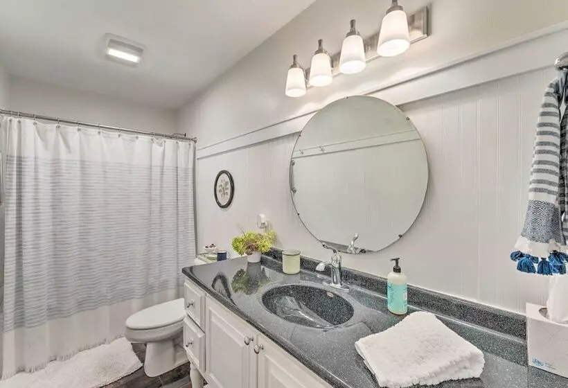 Airy Cottage Close To Rock Lake W/ Fire Pit!