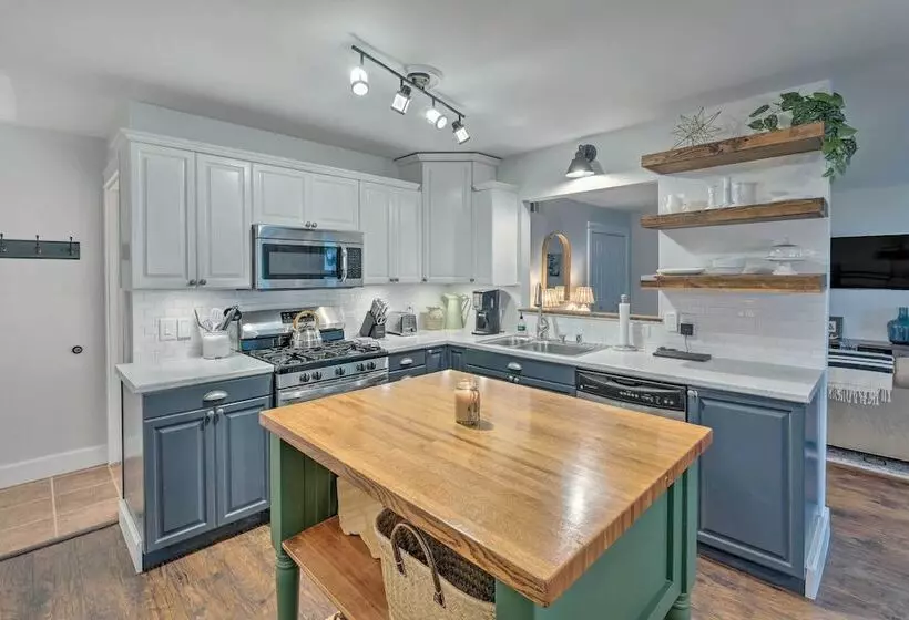 Airy Cottage Close To Rock Lake W/ Fire Pit!