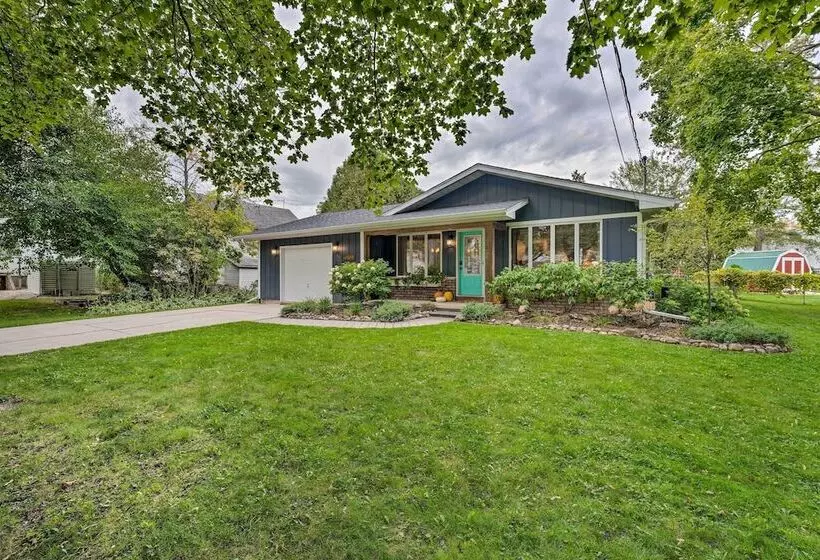 Airy Cottage Close To Rock Lake W/ Fire Pit!