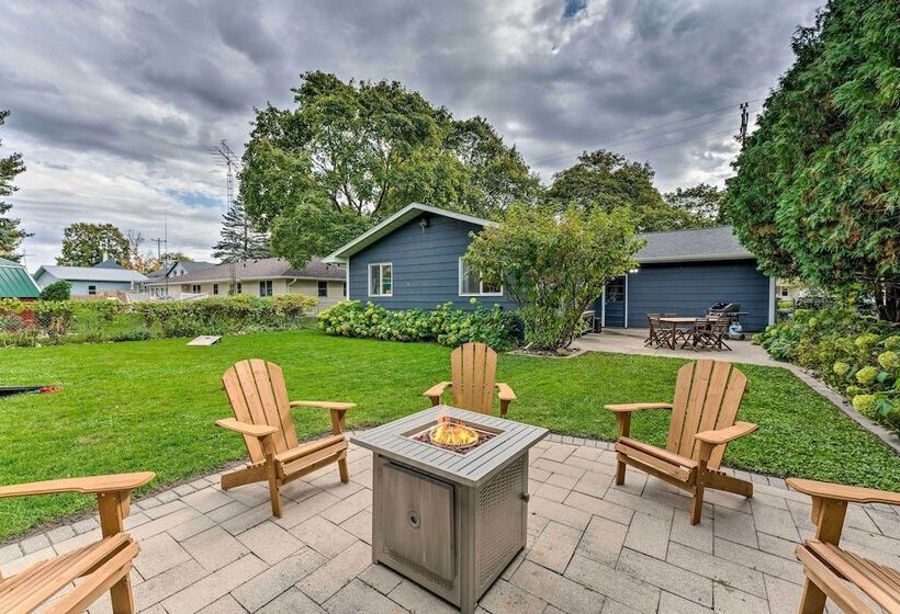 Airy Cottage Close To Rock Lake W/ Fire Pit!