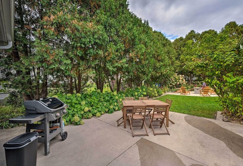 Airy Cottage Close To Rock Lake W/ Fire Pit!