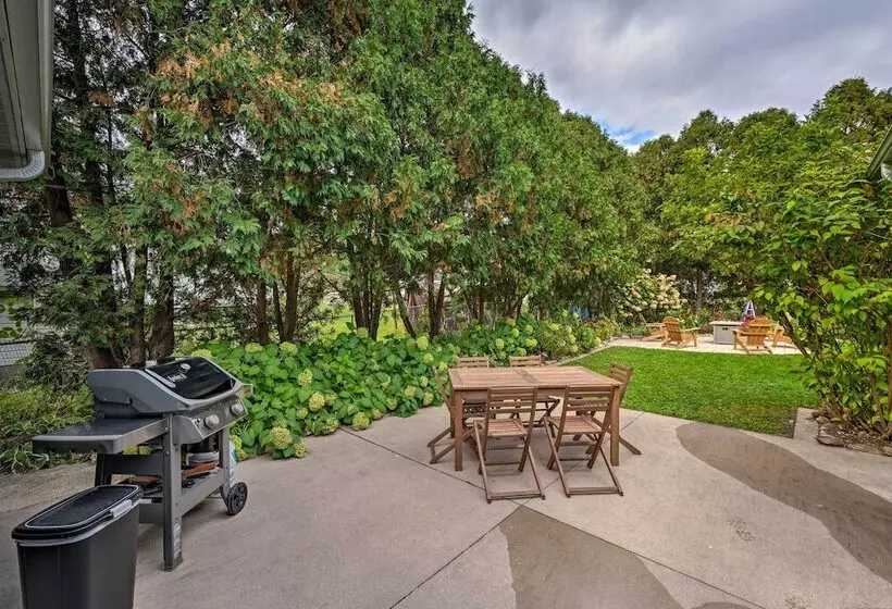 Airy Cottage Close To Rock Lake W/ Fire Pit!