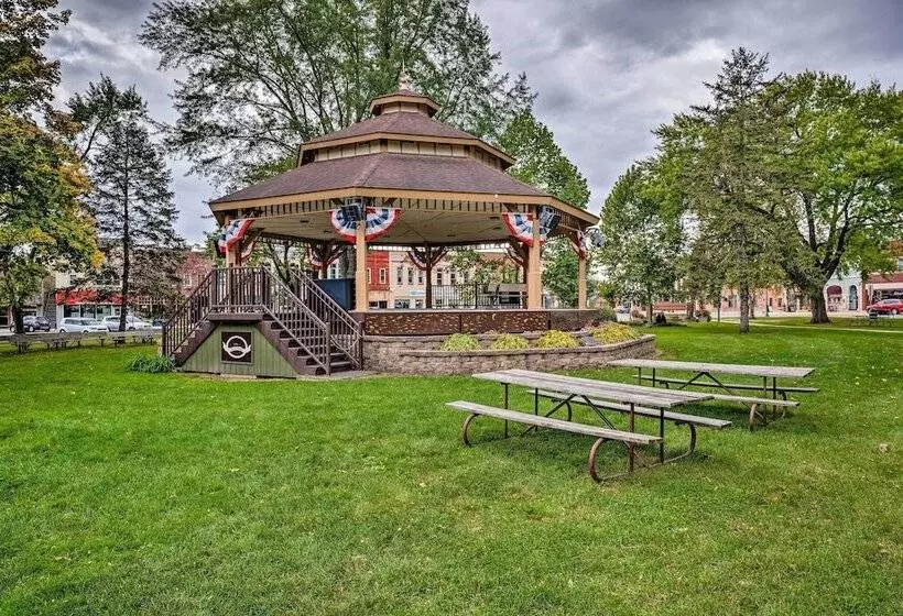 Airy Cottage Close To Rock Lake W/ Fire Pit!