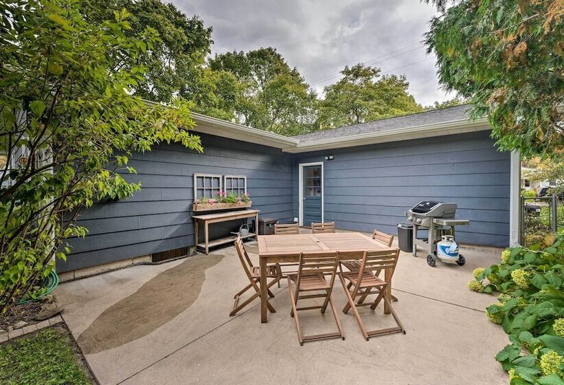 Airy Cottage Close To Rock Lake W/ Fire Pit!