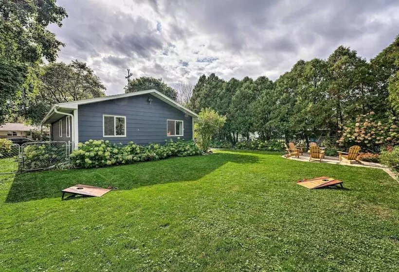 Airy Cottage Close To Rock Lake W/ Fire Pit!