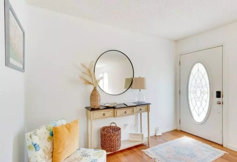 Bright Navarre Vacation Rental, 2 Mi To Beach!