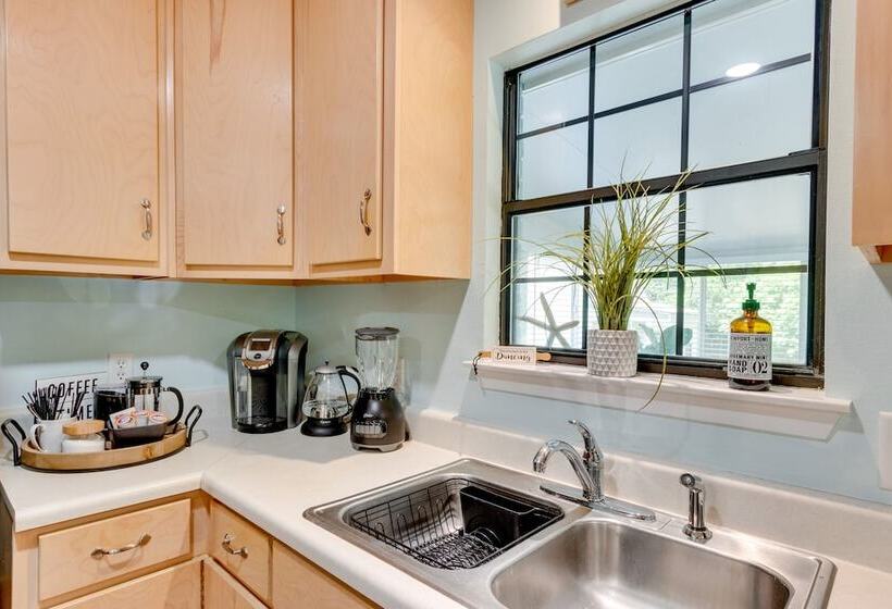 Bright Navarre Vacation Rental, 2 Mi To Beach!