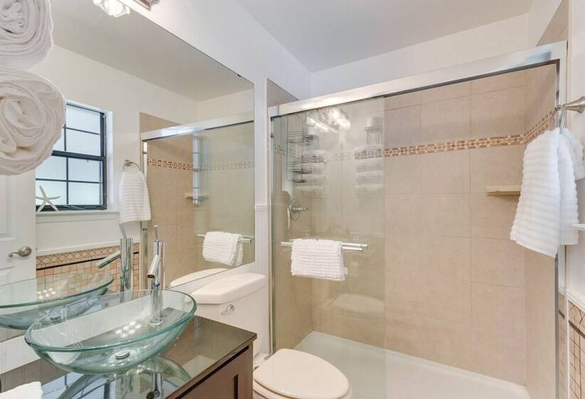 Bright Navarre Vacation Rental, 2 Mi To Beach!