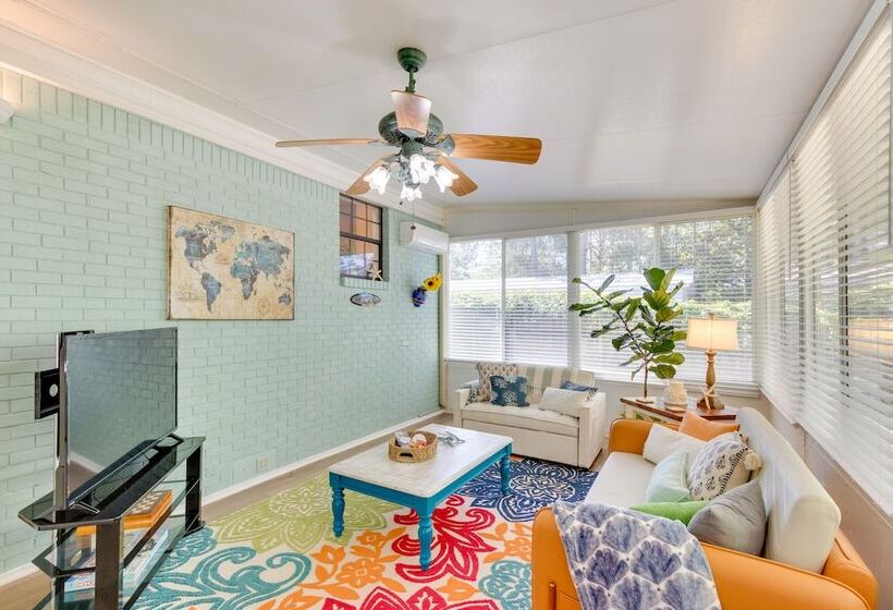 Bright Navarre Vacation Rental, 2 Mi To Beach!